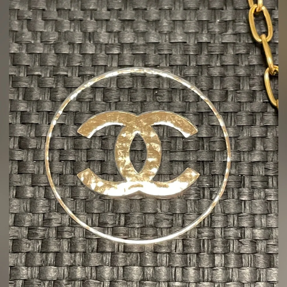 CHANEL cosmetic bag/necklace with Chanel charm - Picture 3 of 3